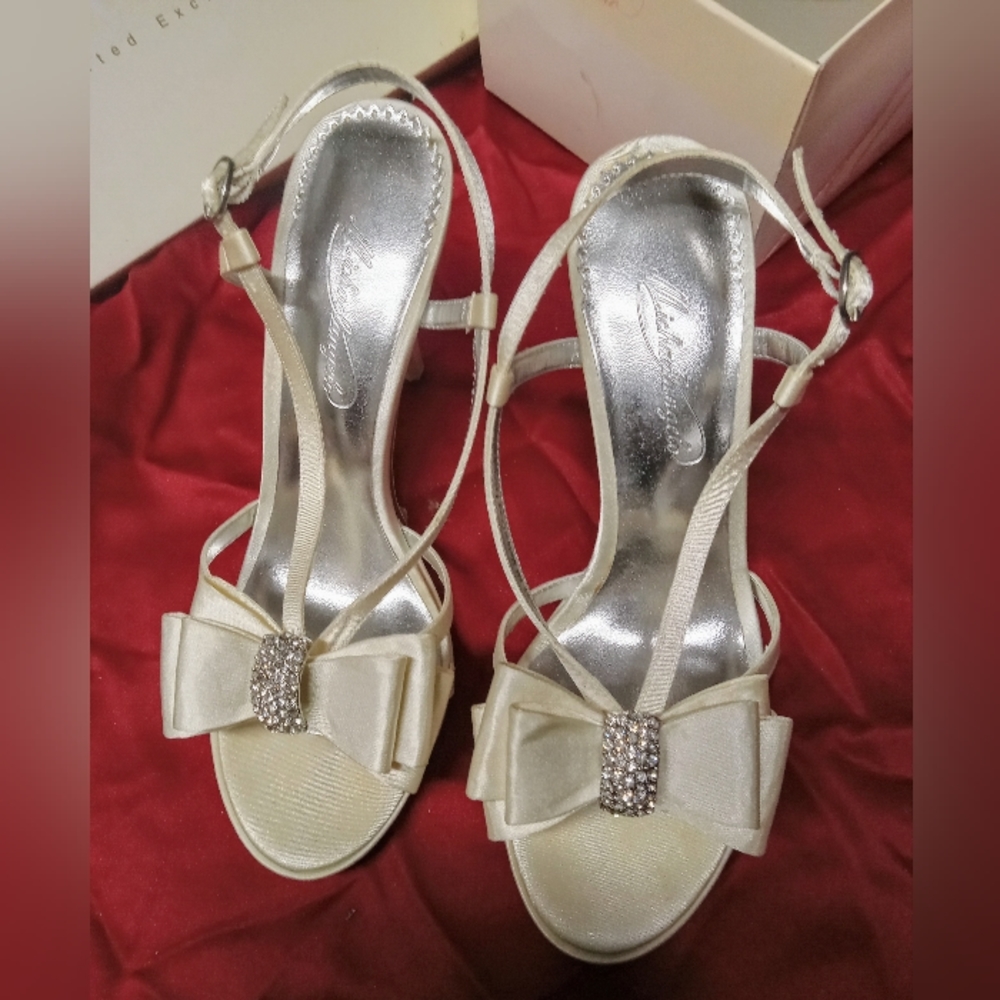 Michaelangelo Women's Duchess Ivory Heels